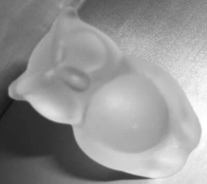 CUTE SMALL VINTAGE RETRO ART GLASS FROSTED OWL PAPERWEIGHT FIGURE BIRD ORNAMENT - Picture 1 of 1