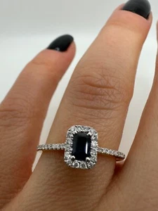 18CT YELLOW GOLD EMERALD CUT BLUE SAPPHIRE AND DIAMONDS RING 0.48CT *GG77 - Picture 1 of 11