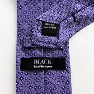 Saks Fifth Avenue Black Label Designer-Luxuskrawatte 100 % Seide lila geometrisch - Bild 1 von 3