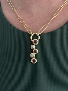 Ciondolo pendente in oro giallo 18 kt con rubini e diamanti 4,88 grammi 1/2 ctw - Foto 1 di 11