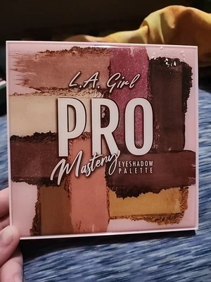 NEW L.A. Girl Pro Mastery Eyeshwdow Palette 16 Colors And Mirror - Image 1 of 3