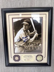 🔥FOTO STAN MUSIAL HOF69 FIRMADA E INSCRITA COMO NUEVA DE LAS HIGHLAND CON BATE USADO EN EL JUEGO - Imagen 1 de 5