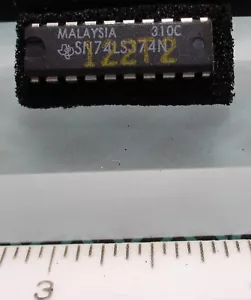Infradito Texas Instruments Octal D-Type bordo innescato 3 stati uscita SN74LS374N - Foto 1 di 2