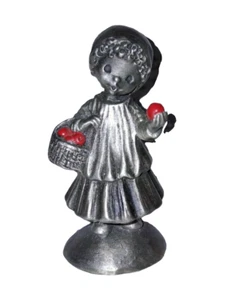 Estatuilla de peltre fino sello niña galería con cesta de manzanas 1 3/4" - Imagen 1 de 8