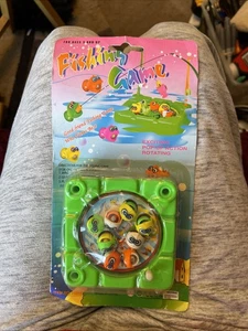 Giocattolo Vintage Magnetico Pesca Avvolgibile GIOCO Girevole Stagno Rosa Pesce Palo WT - Foto 1 di 7