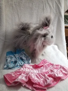 Hund grau weiß flauschig langhaarig Plüsch Welpe Battat Stofftier mit Outfit - Bild 1 von 10