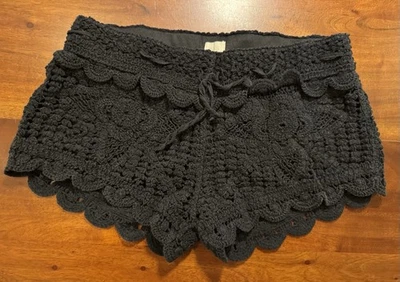 Pantalones cortos Surf Gypsy para mujer negros de ganchillo talla mediana Foto 1 de 4