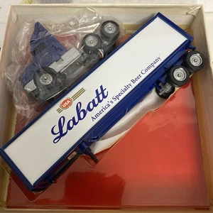 Camión remolque tractor Winross Beer Series Labatt escala 1/64 de colección nuevo - Imagen 1 de 6