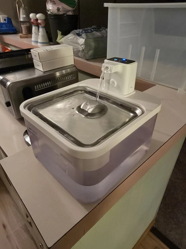Fuente de agua para gatos a pilas de acero inoxidable, 84 oz/2,5 L fursink inalámbrica Foto 1 de 1