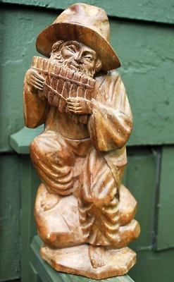 Antigua escultura de madera tallada a mano del bosque negro alemania hombre jugando tubos de sartén Foto 1 de 4