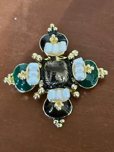Broche prendedor cruz esmalte perlas barrocas, colgante - Imagen 1 de 8