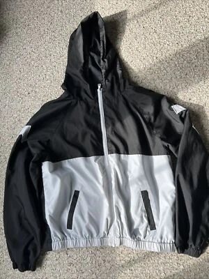 Chaqueta cortavientos con capucha ligera talla 18-20 JUSTICIA negra y blanca Foto 1 de 4