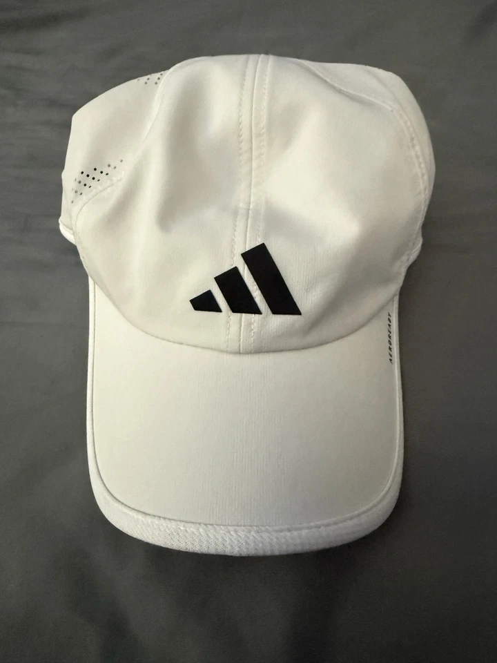 Gorra para correr Adidas Aeroready para hombre con correa ajustable Foto 1 de 3