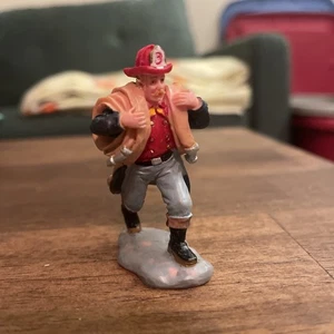Lemax Weihnachtsdorf Figuren Miniatur Abt. 56 Feuerwehrmann Feuerwehr Schlauch - Bild 1 von 4