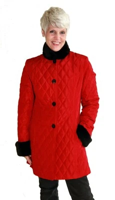 Chaqueta de seda de lluvia de tafetán rojo o negro con cuello y puños de piel de conejo Rex Foto 1 de 2