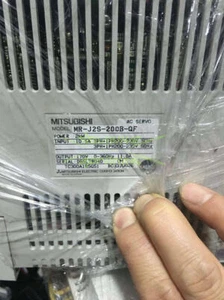 Servo driver Mitsubishi MR-J2S-200B-QF NUOVO UNO - Foto 1 di 1
