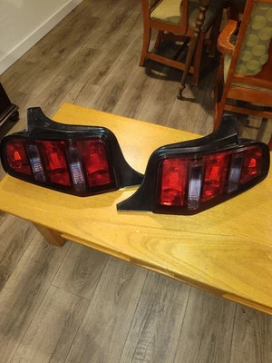 Par de montaje de luces traseras tintadas usadas para Ford Mustang 2010-12 Foto 1 de 4