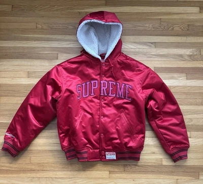 Chaqueta Deportiva Supreme Forrada Satén Colaboración Sherpa Mitchell and Ness Foto 1 de 4