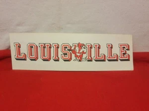 Vintage 80er Louisville Cardinals Autoaufkleber 10 "x 3" Neu aus altem Lagerbestand Football Basketball  - Bild 1 von 5
