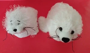 Dos sellos blancos pequeños de felpa diferentes - Imagen 1 de 8