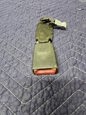 BMW 530I 2004-2007 - Hebilla/receptor de cinturón de seguridad central trasero  Foto 1 de 3