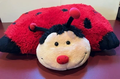 Travesseiro dobrável de pelúcia pillow pets joaninha bicho de pelúcia vermelho preto 2010 - Imagem 1 de 4