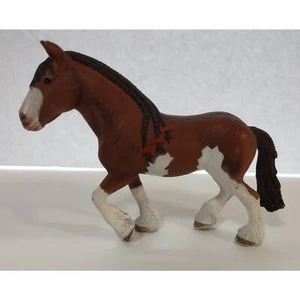 Schleich D-73527 Clydesdale Pferd 2015 Stute mit geflochtener Mähne mit roten Schleifen - Bild 1 von 11