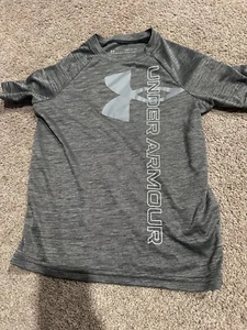 Under Armour Niños Jóvenes Pequeña Suelta Gris Gráfico Camiseta Ropa Activa - Imagen 1 de 9