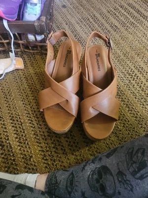 Tacón de cuña Crocs para mujer, punta abierta, marrón claro, talla 7 Foto 1 de 3