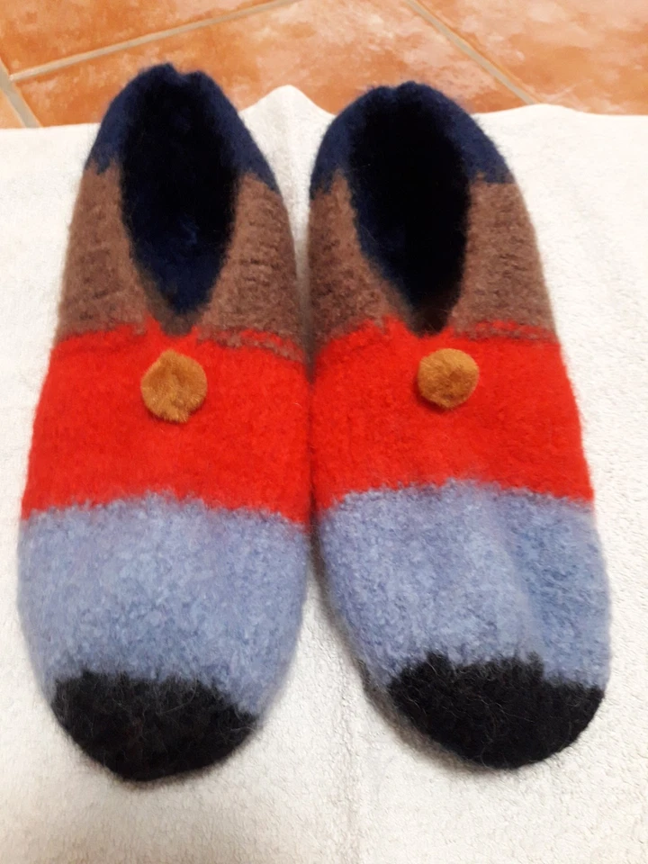 Selbstgestrickte Filzschuhe - Hausschuhe - Handarbeit - Gr. 44/45 - Neu - Bild 1 von 4