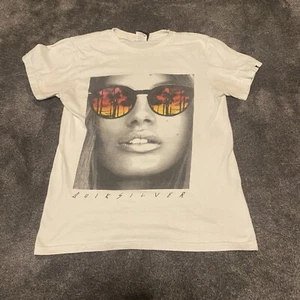 Quiksilver T Shirt Men’s Small Graphic White Skater Skate Wave Surfing Surf Girl - Picture 1 of 9