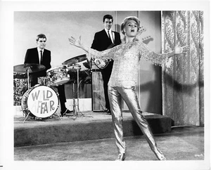 SANDRA DEE - SINGEND - DOKTOR, DU MACHST WOHL WITZE! ORIGINAL '67 MGM FOTO - Bild 1 von 2