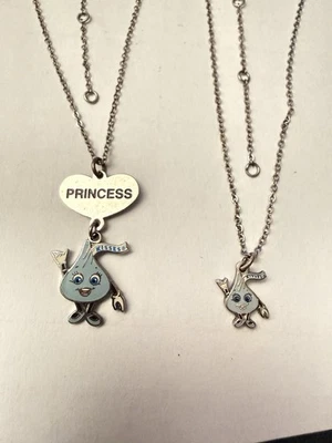 Juego de collar Hershey’s Kiss esmalte azul claro tono plata Foto 1 de 4