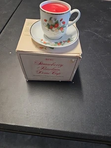 Avon Fresa Porcelana Demi Taza y Platillo Fragancia Vela Candelabro en Caja - Imagen 1 de 7