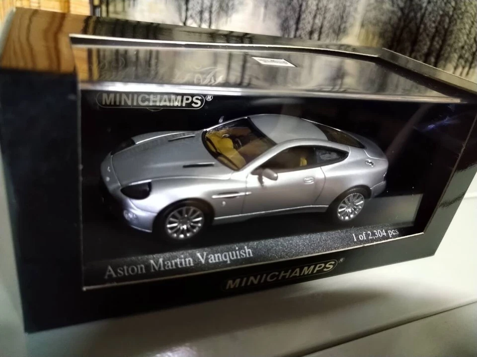 MINICHAMPS PMA 1 43 Aston Martin Vanquish (Plateado) Foto 1 de 1