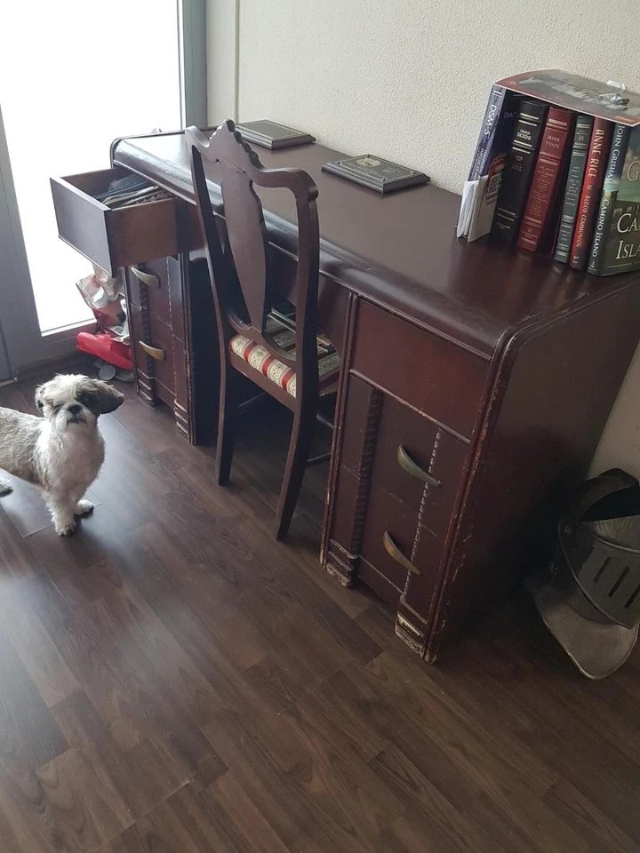 Escritorio antiguo de los años 20 Foto 1 de 1