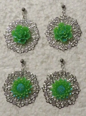 Lovebird Verde Floral - Fondo Filigrana Plateada Acero Quirúrgico Tachuela 1.5" Foto 1 de 4