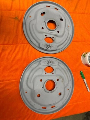 1969 carregador dodge 11" placas de apoio dianteiras de tambor uma boa outra precisa de reparo 68 - Imagem 1 de 4