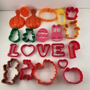 21 Kunststoff Ausstechformen Presse Ostern Valentinstag Halloween Weihnachten Liebe Hase - Bild 1 von 9