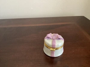 Pequeña baratija vintage envuelta presente púrpura arco un iridiscente blanco porcelana - Imagen 1 de 4