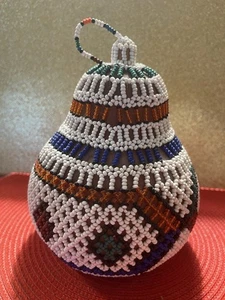Afrikanische Kürbisflasche Perlenarbeiten 7”x 6”x 2 1/2” in sehr gutem Zustand. Handarbeit - Bild 1 von 7