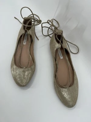 Sapatos rasos Diane Von Furstenberg RARIS couro dourado gravatas no tornozelo EUA 10 RT $228 - Imagem 1 de 4