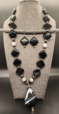 Hermoso conjunto de joyas de collar y pendientes cuadrados de obsidiana negra Foto 1 de 4