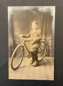GUT GEKLEIDETER JUNGER MANN ZEIGT SEINE NEUE FAHRRADSTUDIO-SZENE Postkarte RPPC - Bild 1 von 3