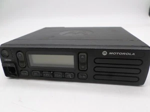 Motorola CM300d UHF ANALÓGICO 403-470 MHz 25 vatios AAM01QNH9JC1AN - Imagen 1 de 10