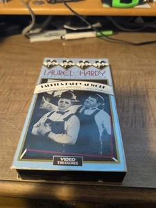 Laurel and Hardy - At Work (VHS, 1991) - Imagen 1 de 3