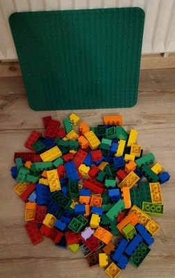 Lego Duplo Steine  über 100 Steine Bausteine Grundbausteine mit grüner Platte - Bild 1 von 3