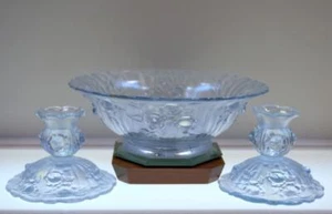 Fenton SCHALE & KERZENHALTER 3-teiliges SET Velva blau Stretch GEPRESSTE ROSE KOSTENLOSER Versand - Bild 1 von 7