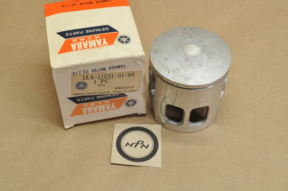 NOS Yamaha 1976 YZ175 C Standard Piston 1L8-11631-01-96 - Image 1 of 1