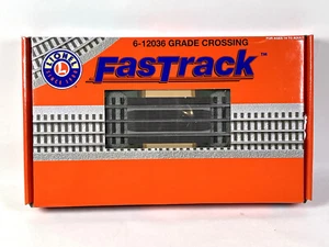 Lot 7385 Lionel 6-12036 Fastrack Grade Crossing Bahnübergang - neuwertig in OVP - Bild 1 von 3